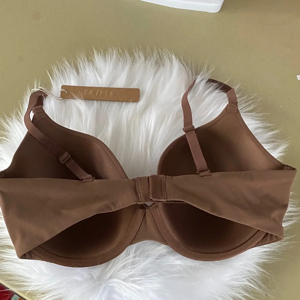 SKIMS NWT Fits everybody T-shirt bra size 34D color jasper